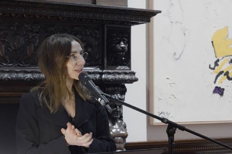 PJ Harvey con un micrófono en frente