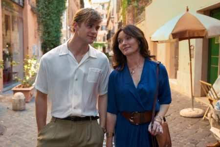 Leo Woodall y Essie Davis