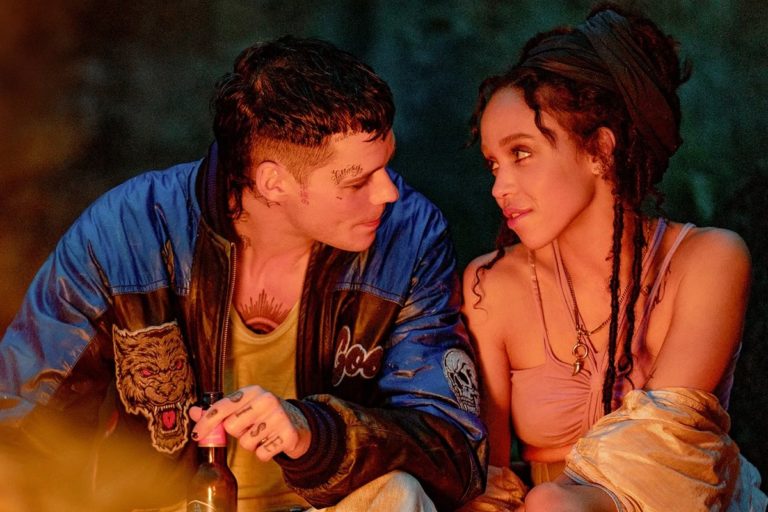 Bill Skarsgård y FKA Twigs en El cuervo