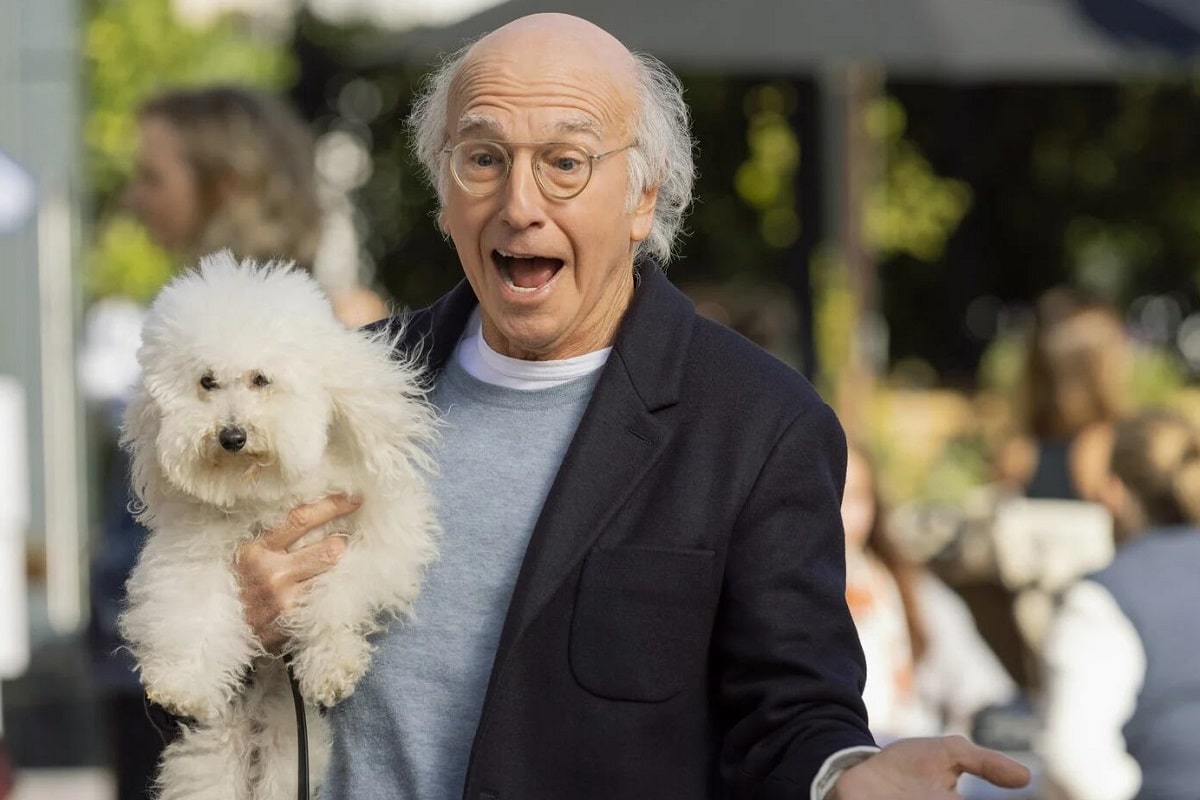 Larry David con un perro en brazos en Curb Your Enthusiasm