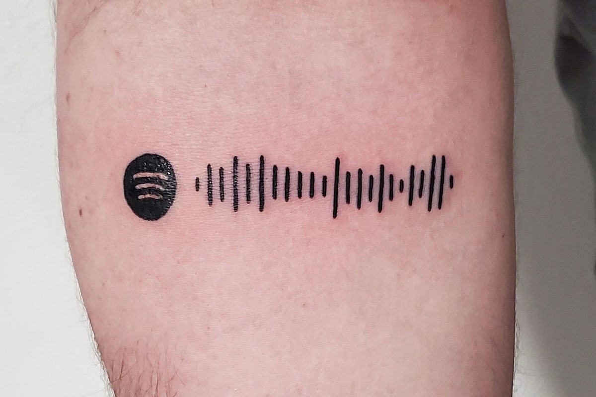 brazo tatuado con un código de Spotify