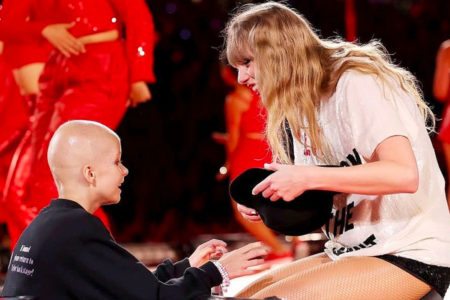 Taylor Swift con una fan en Australia