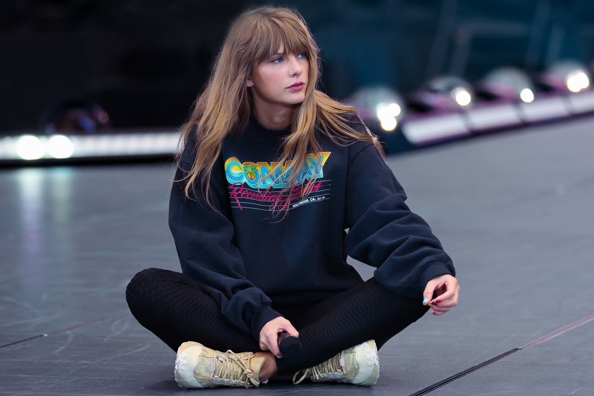Taylor Swift sentada en el escenario