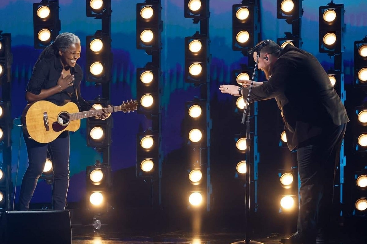 Tracy Chapman con una guitarra y Luke Combs en el escenario de los Grammy