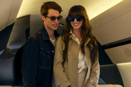 Nicholas Galitzine y Anne Hathaway parados en un avión