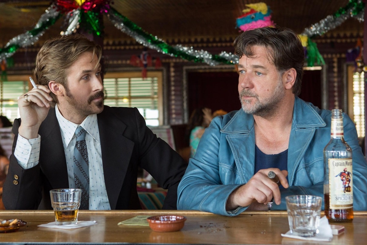 Ryan Gosling y Russell Crowe sentados en la barra de un bar