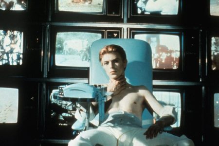 David Bowie en El hombre que cayó a la Tierra (1976)