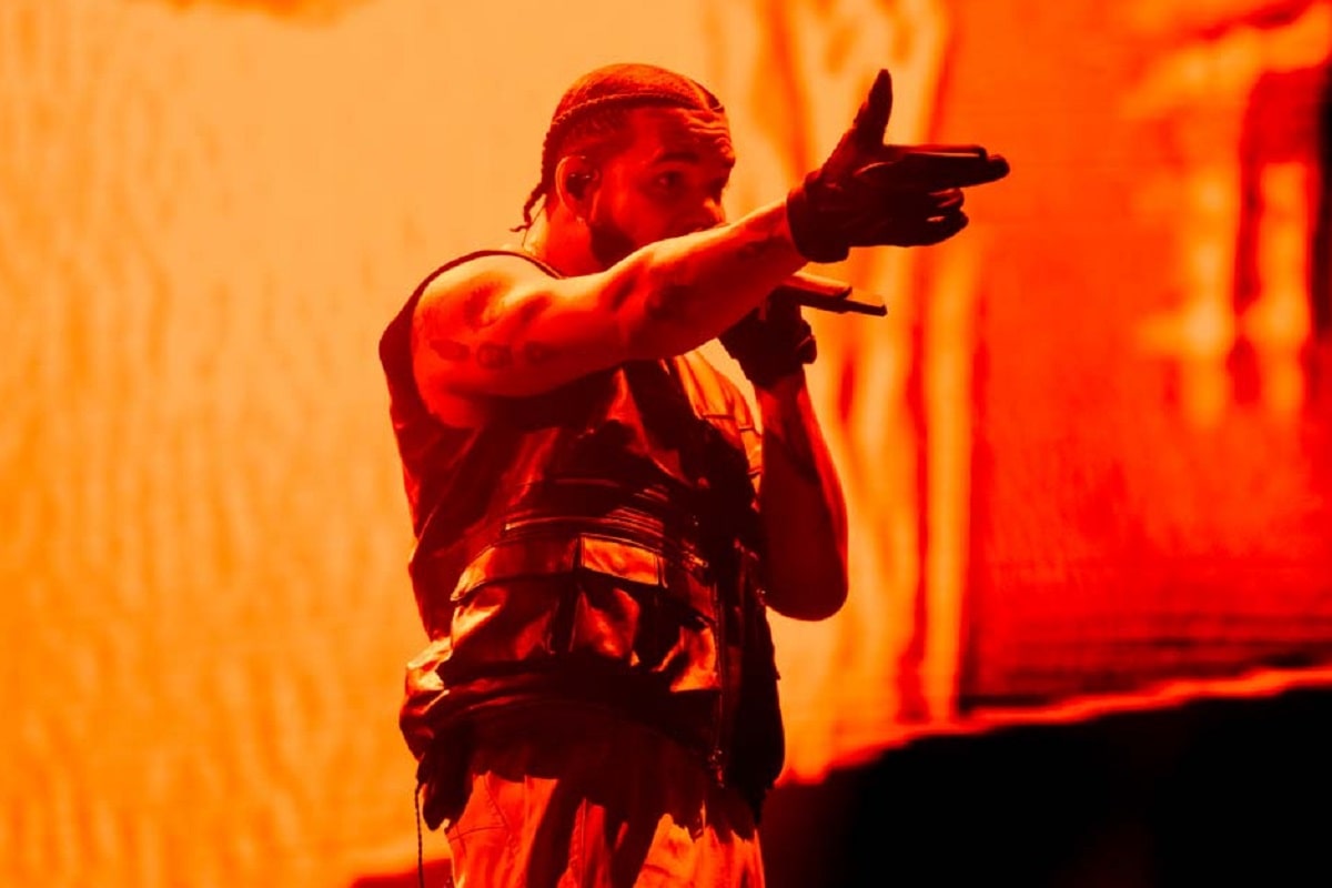 Drake en el escenario cantando
