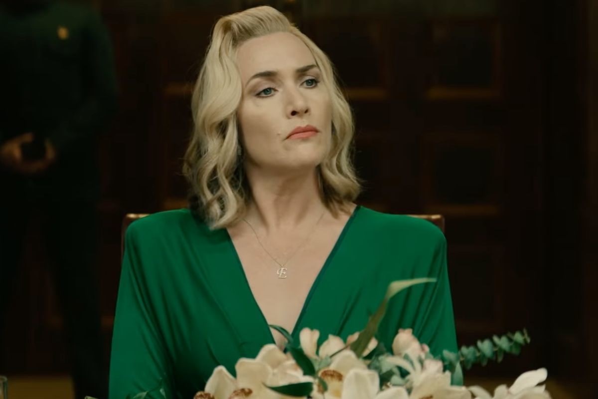 Kate Winslet sentada con un vestido verde