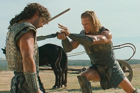 Eric Bana y Brad Pitt peleando en Troya (2004)