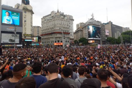 Fanáticos de Dragon Ball reunidos en el Obelisco
