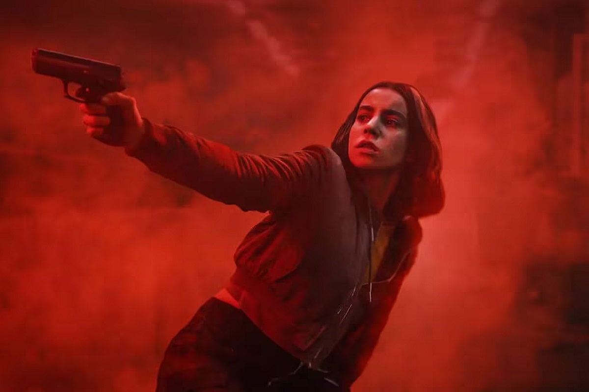 Lina El Arabi con un arma en Furias de Netflix