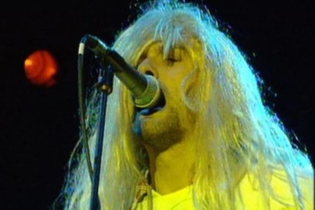 Kurt Cobain con peluca en 1992