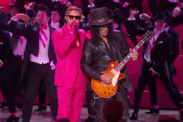 Ryan Gosling con Slash en los Oscar 2024