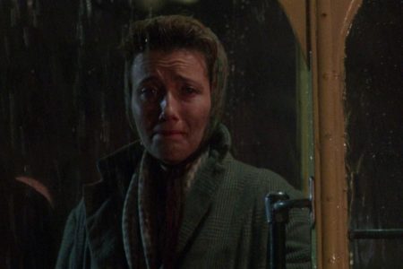 Emma Thompson llorando en la película Lo que queda del día
