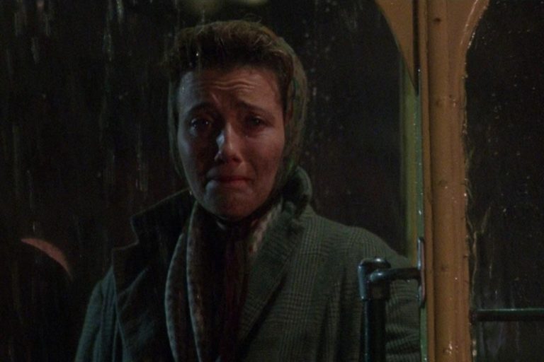 Emma Thompson llorando en la película Lo que queda del día