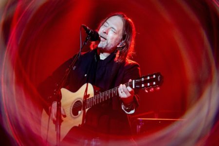 Thom Yorke cantando y tocando la guitarra