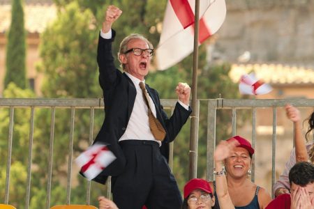 El juego bonito: La crítica adora la comedia británica furor en Netflix Bill Nighy en El juego bonito