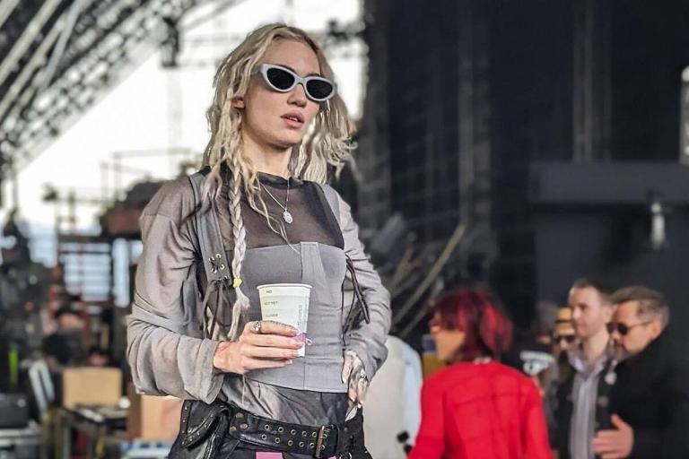 Grimes se ríe de su fallido show en Coachella con un video