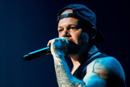 Residente de Calle 13 cantando