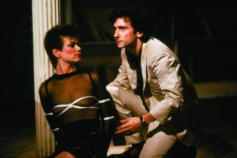 Linda Fiorentino y Griffin Dunne en After Hours (1985)