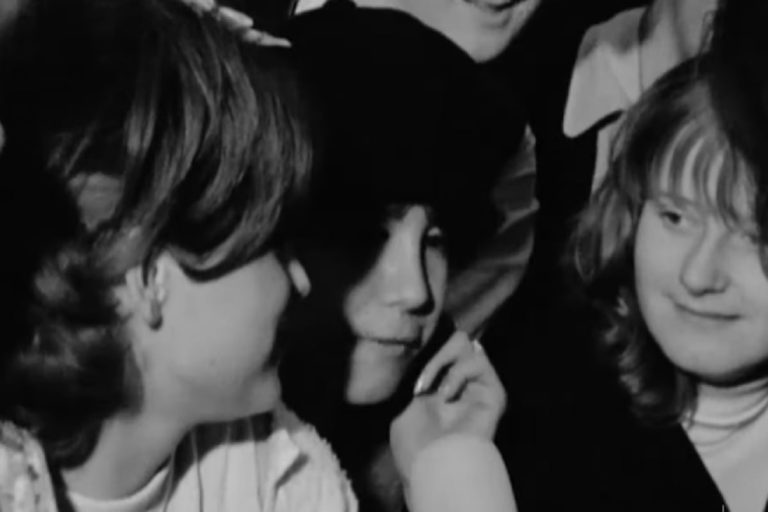 Adrienne, la fan que fue reconocida 60 años después en un video de The Beatles