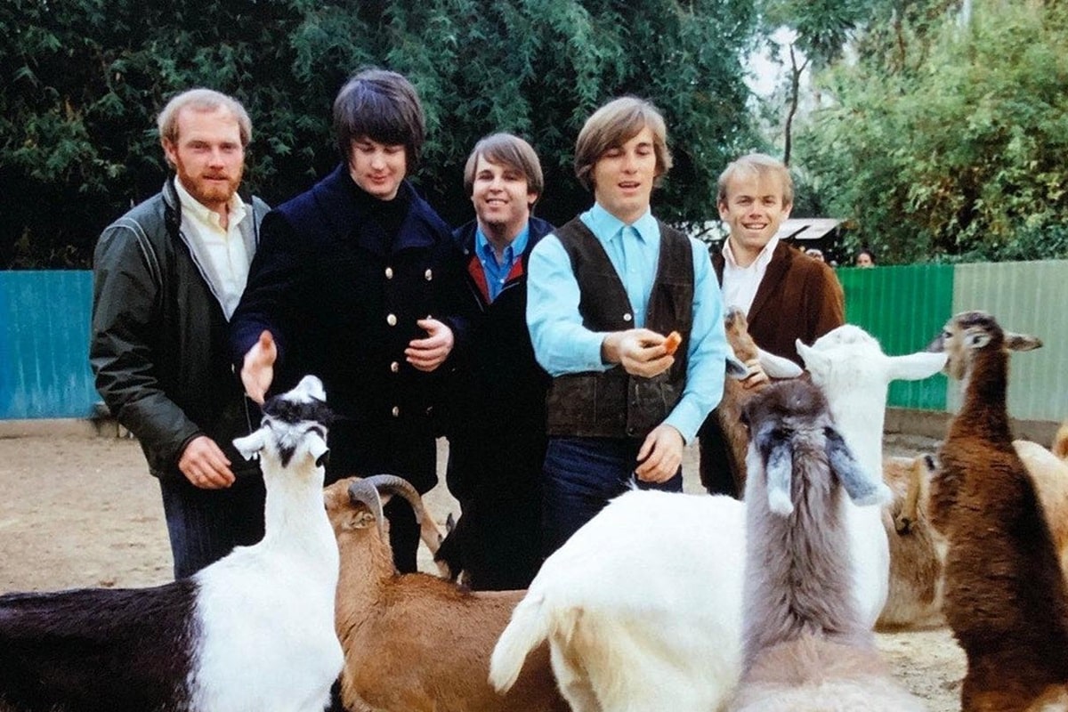 The Beach Boys en un zoológico alimentando animales