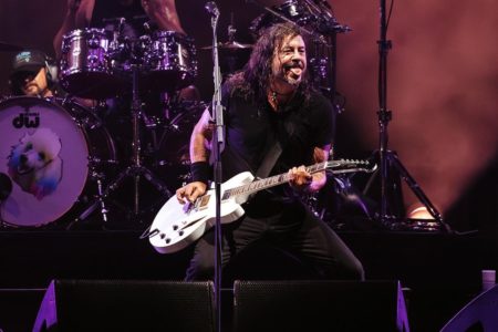 Dave Grohl tocando la guitarra