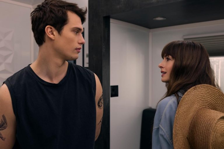 Anne Hathaway y Nicholas Galitzine en La idea de ti (2024)