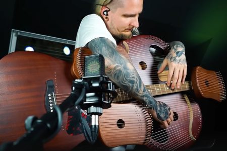 Un músico construye una guitarra de 109 cuerdas Bernth creó una guitarra de 109 cuerdas