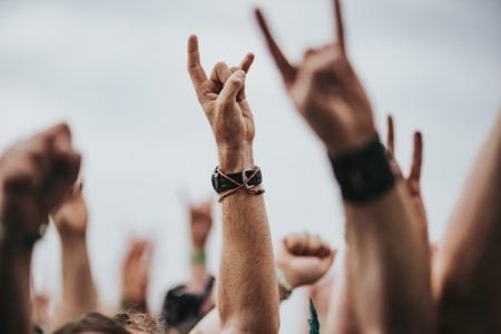 La banda de rock más elegida a la hora de beber según un estudio gente en recital de rock
