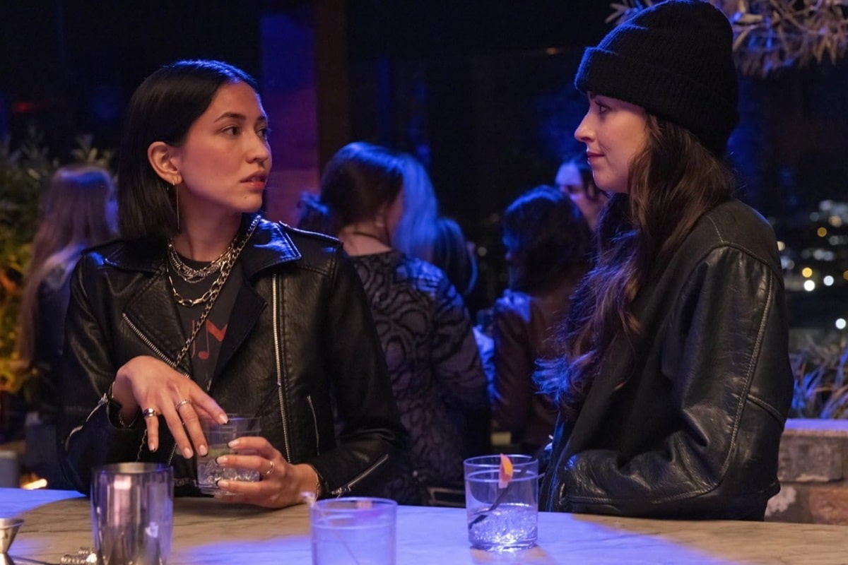 Sonoya Mizuno y Dakota Johnson en ¿Estoy bien?