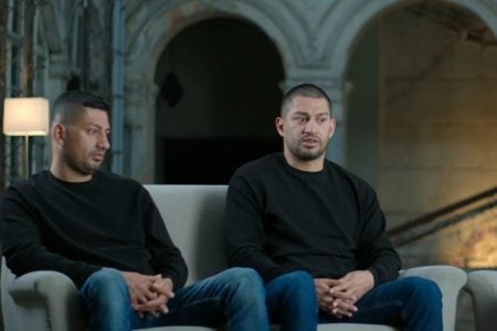 La increíble historia real de gemelos intercambiados que llegó a Netflix Frame del documental Hermanos por accidente de Netflix