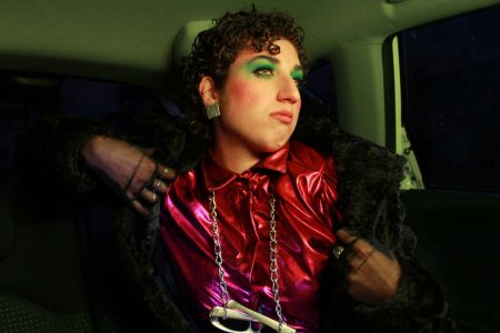 Julais crea fantasías queer de electropop retrofuturista Julais