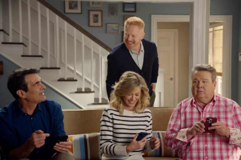 Ty Burrell, Jesse Tyler Ferguson, Julie Bowen y Eric Stonestreet en un comercial de WhatsApp