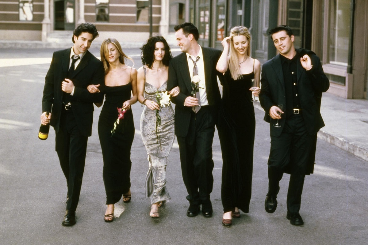 Elenco principal de Friends camina por la calle