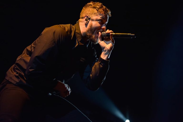 Dan Reynolds de Imagine Dragons cantando