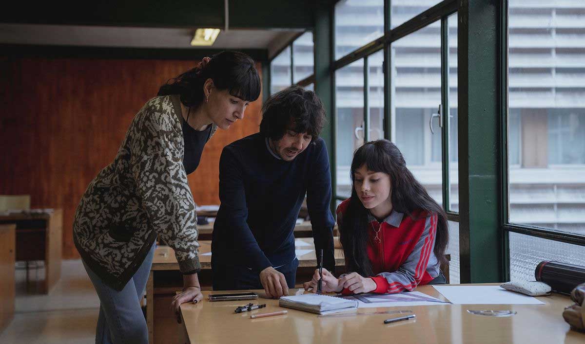 Isabel Peña, Pedro Martín-Calero y Ester Expósito en el rodaje de El llanto