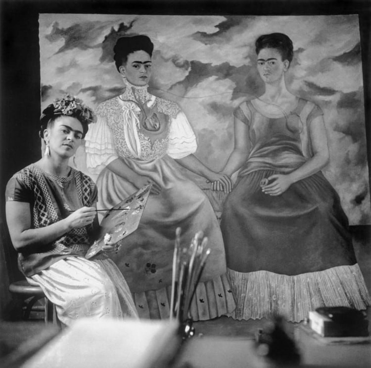 “Frida pintando ‘Las dos Fridas'” de Nickolas Muray, c. 1939