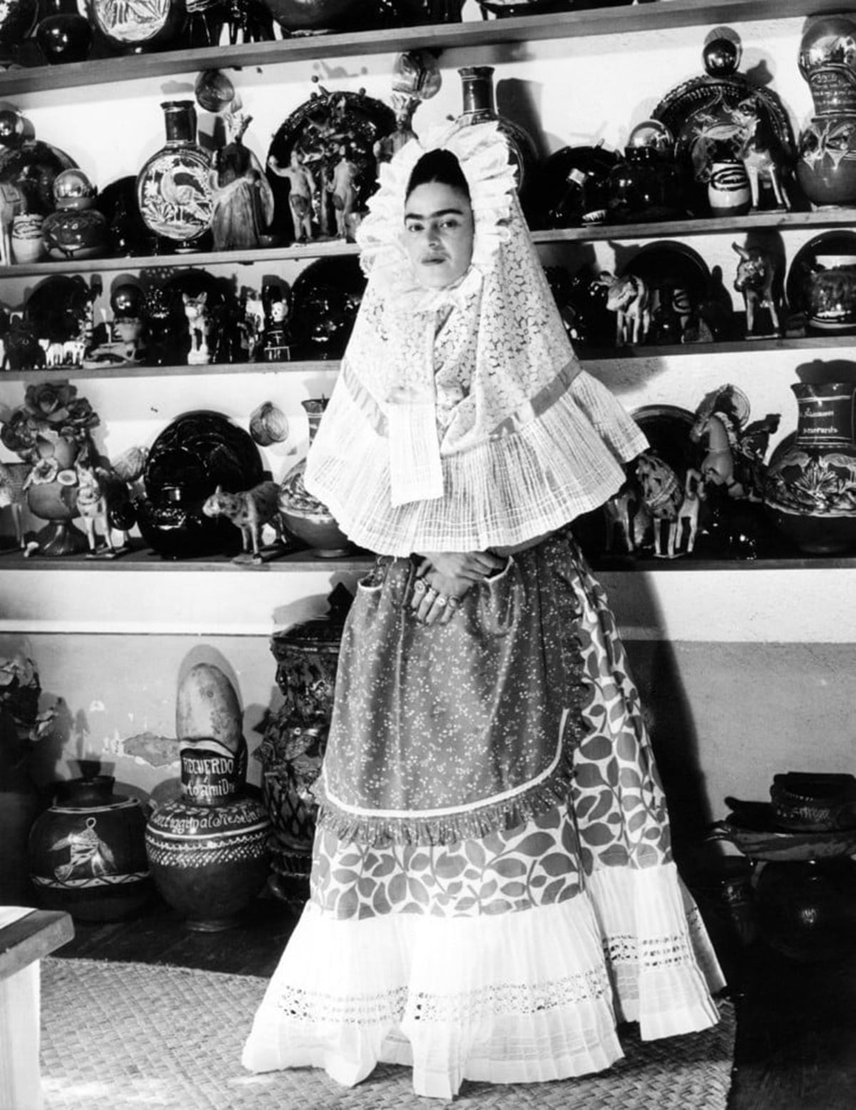 “Frida Kahlo usando un traje de Tehuana” de Bernard Silberstein, 1940
