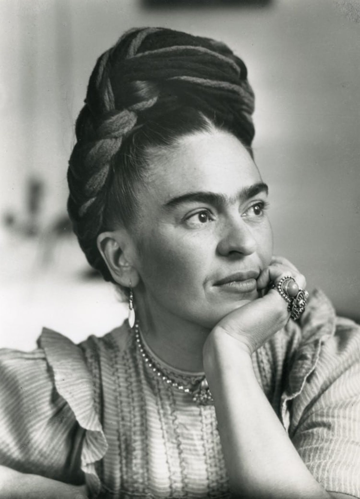 “Frida Kahlo pensando” de Sylvia Salmi, 1944