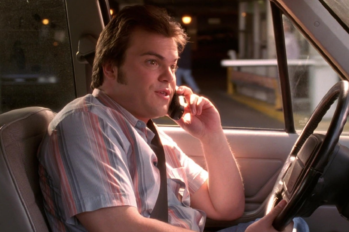 Jack Black hablando por teléfono en un auto