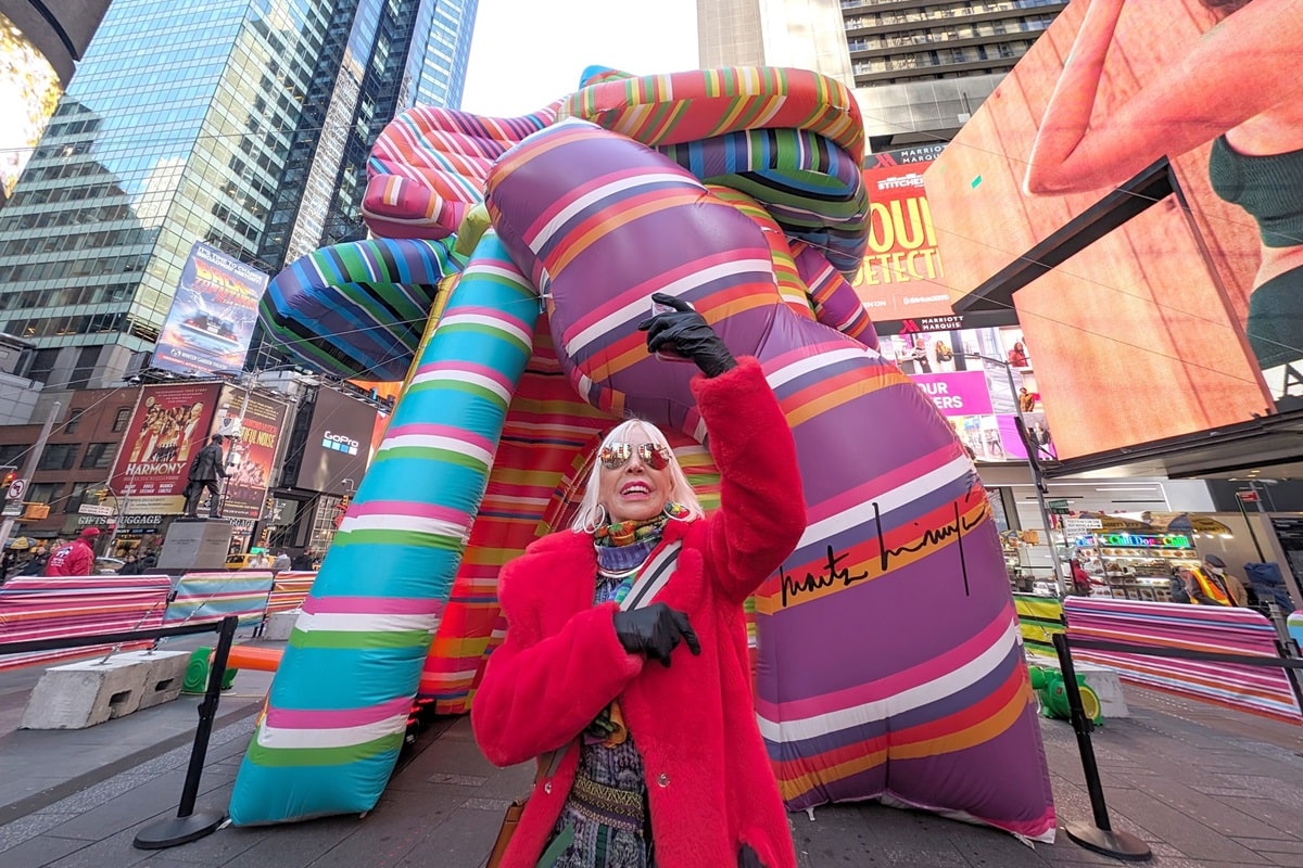Marta Minujín posa con La escultura de los sueños en Nueva York