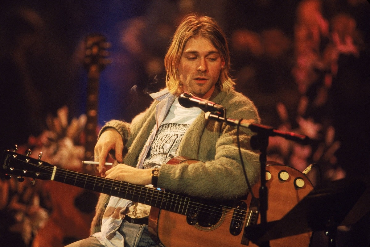 Kurt Cobain con una guitarra y un cigarrillo durante el MTV Unplugged de Nirvana