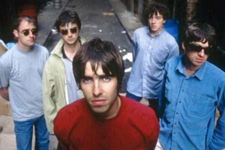 Oasis lanza una versión inédita de "Up In The Sky" Oasis
