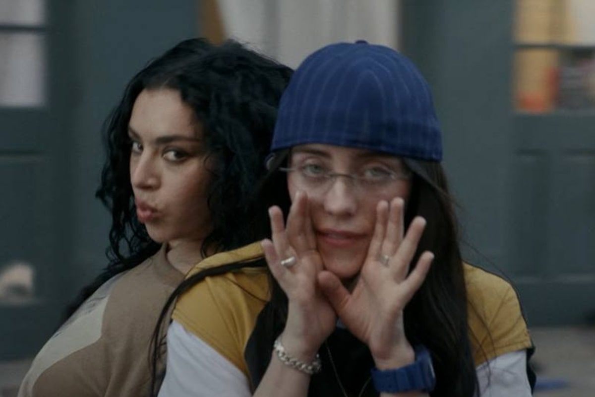 Charli XCX y Billie Eilish en el video de "Guess"