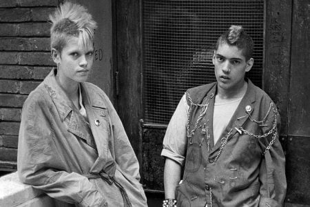 Derek Ridgers captura la juventud de la Londres post-punk Imagen de dos jóvenes en Leicester Square, 1980 de Derek Ridgers