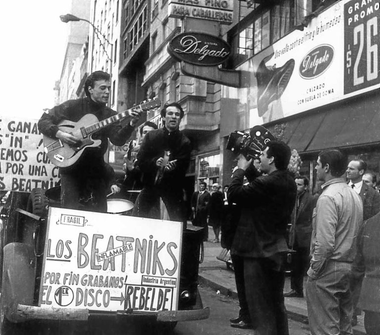 Moris y Pajarito Zaguri de Los Beatniks promocionan su nuevo disco en las calles de Buenos Aires.