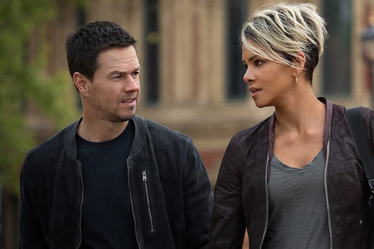 Mark Wahlberg y Halle Berry en El sindicato (2024)