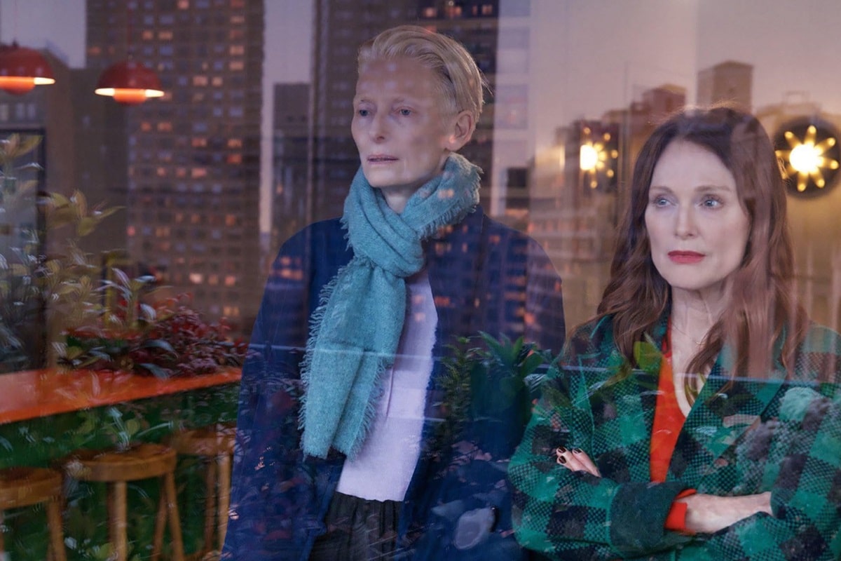 Tilda Swinton y Julianne Moore en The Room Next Door (2024).